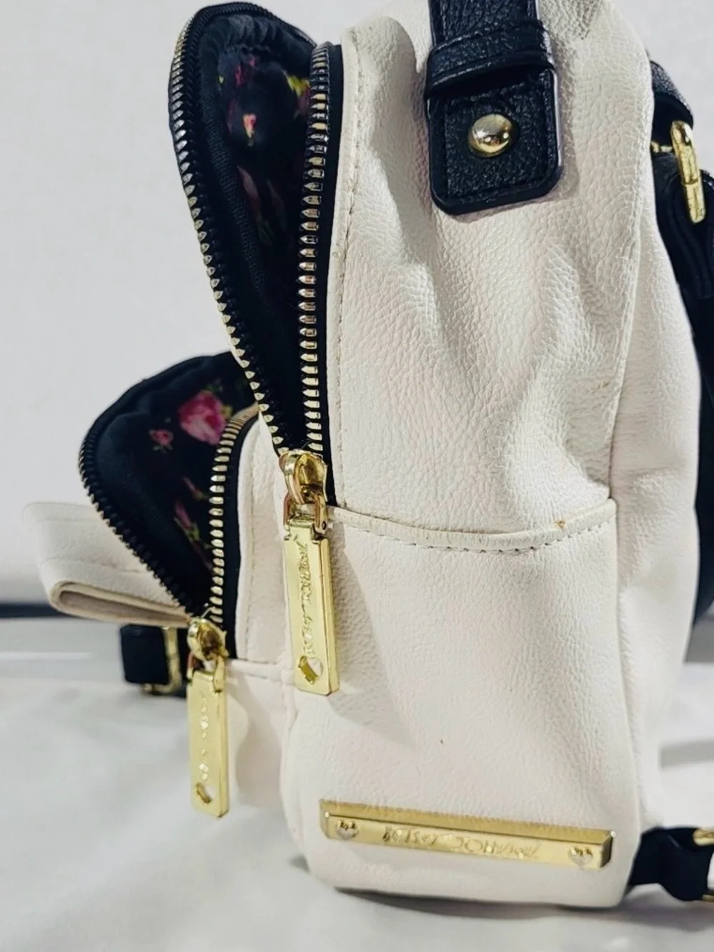 Betsey Johnson White and Black Quilted Mini Backpack NWOT - Picture 4 of 10